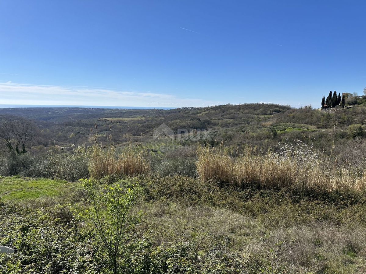 ISTRIA, BUJE - Terreno edificabile con vista mare aperta e permesso di costruire