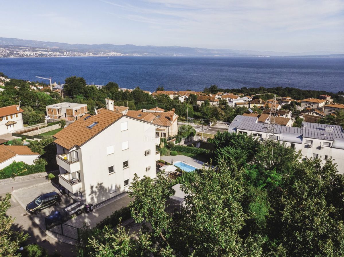 OPATIJA, IČIĆI - appartamento 65m2 con terrazza, vista mare, giardino e piscina comune