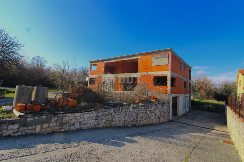 ISTRIA, LABIN - Fabbricato con ampio terreno