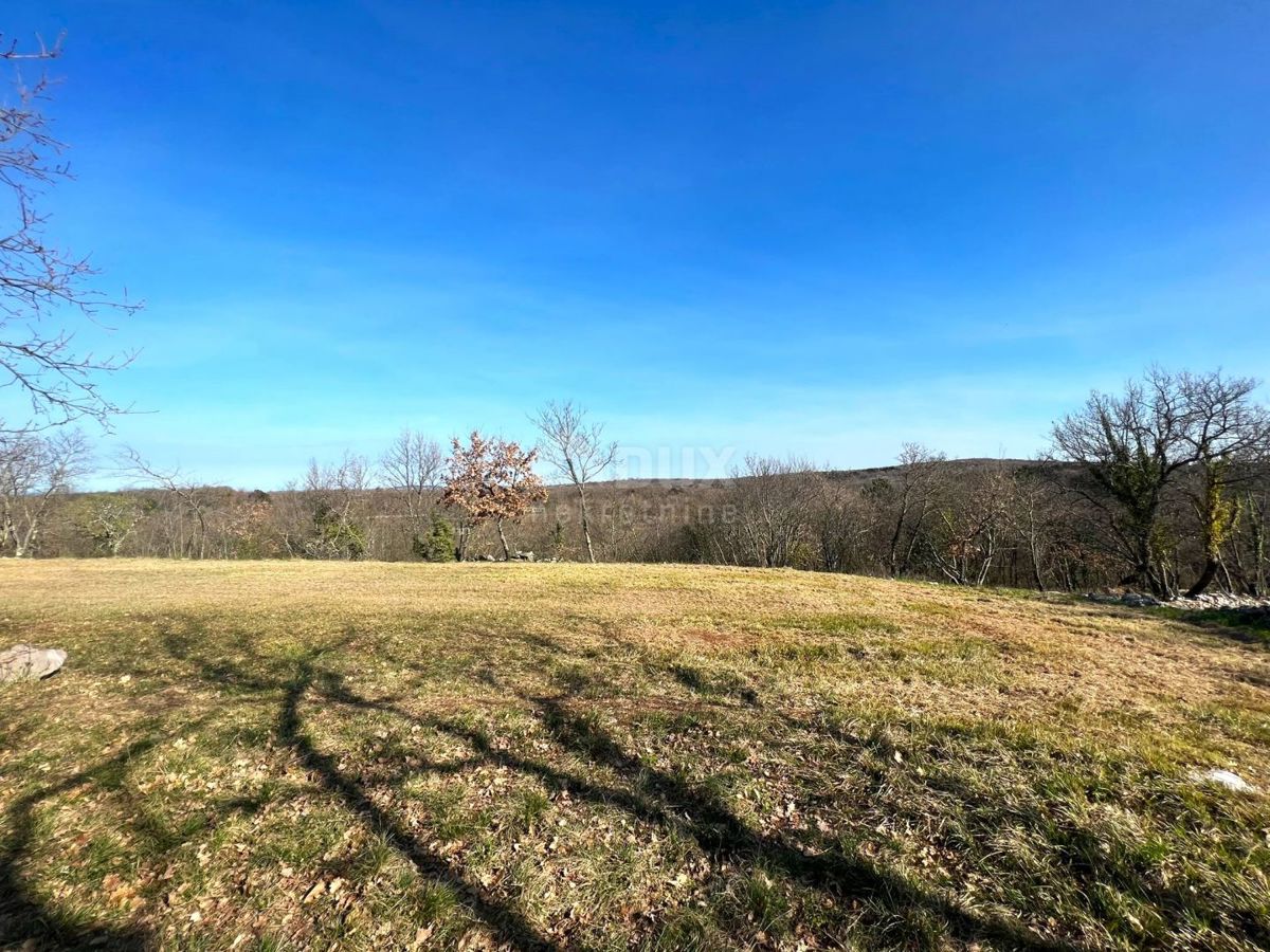 ISTRIA, BUIE - Terreno appartato, ultimo nella zona di costruzione, vista su Buie e sul mare