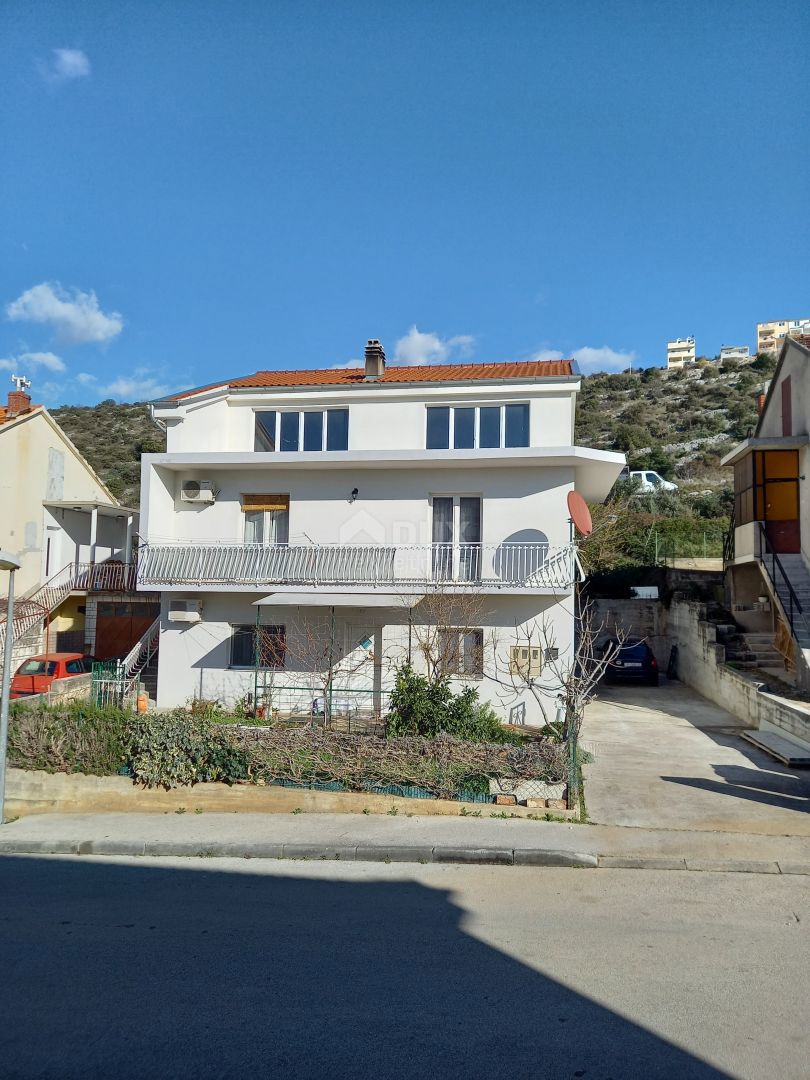 ŠIBENIK - Spaziosa casa a schiera