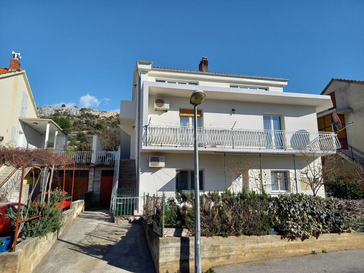 ŠIBENIK - Spaziosa casa a schiera