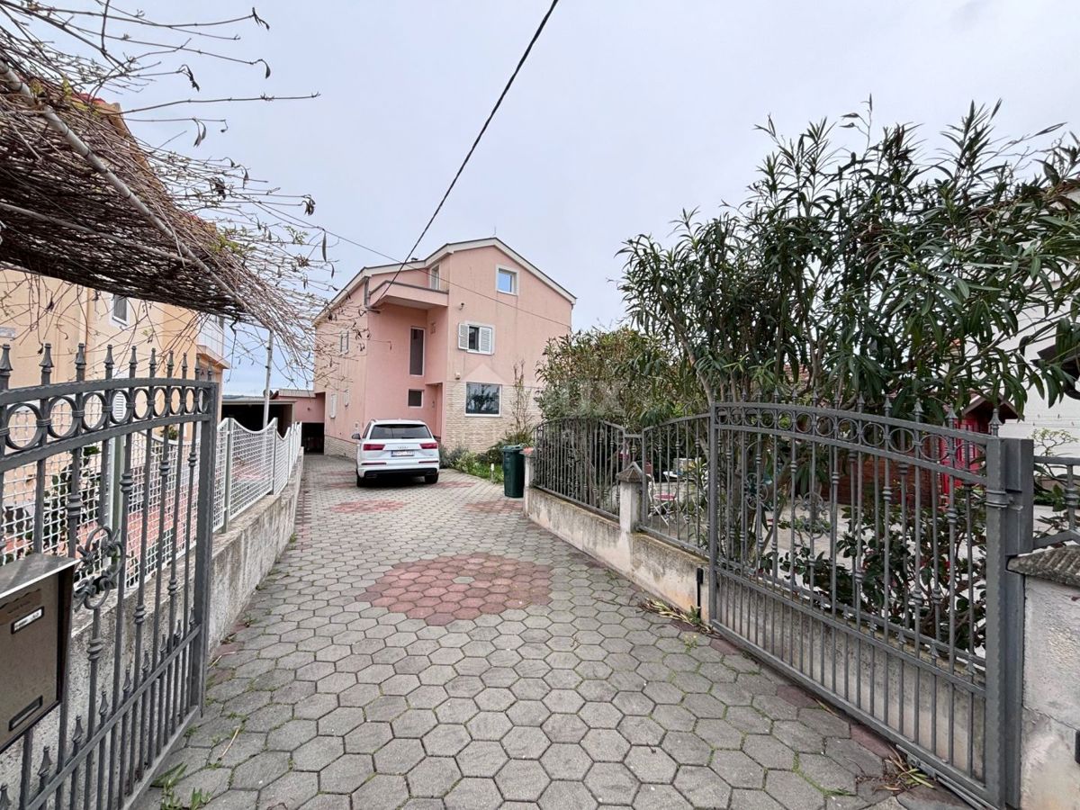 ZADAR, SMILJEVAC - Spaziosa casa ristrutturata con garage