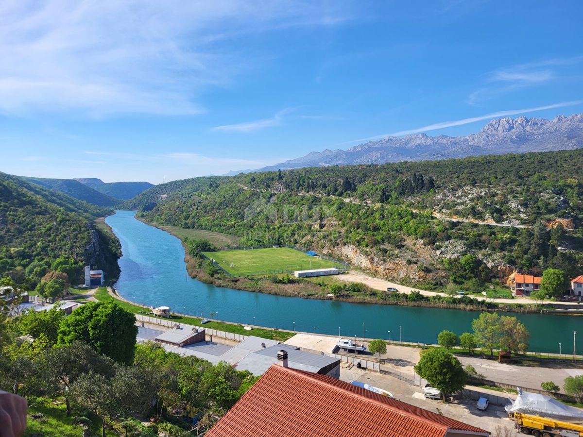 OBROVAC - Una casa spaziosa con vista sul fiume Zrmanja: un'opportunità di investimento ideale