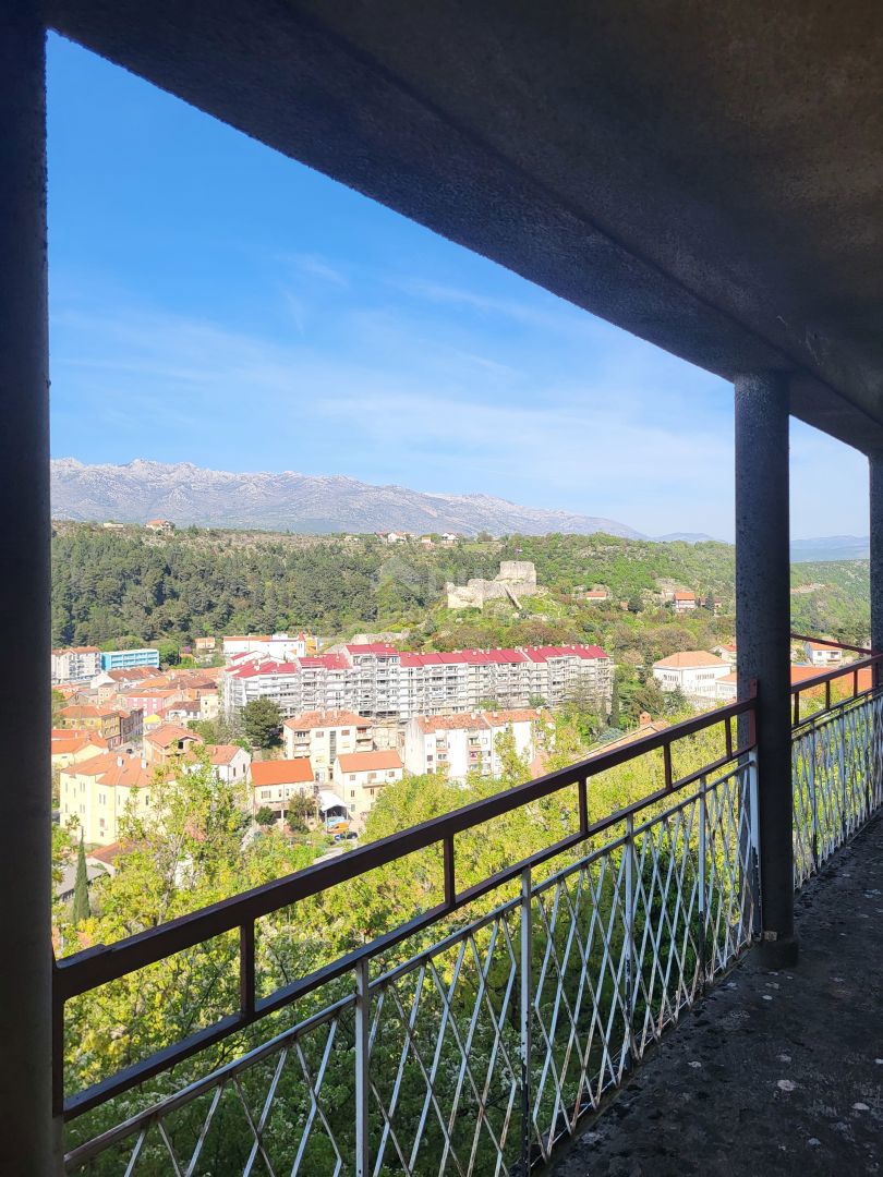 OBROVAC - Una casa spaziosa con vista sul fiume Zrmanja: un'opportunità di investimento ideale