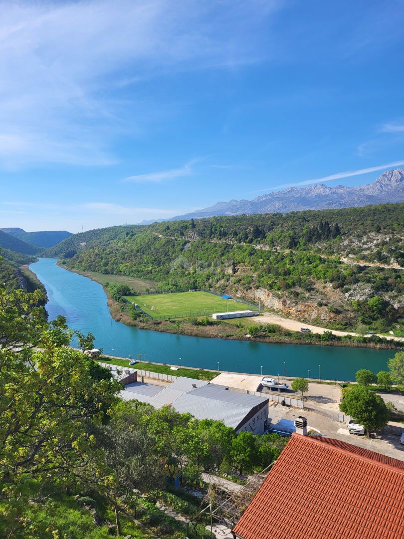 OBROVAC - Una casa spaziosa con vista sul fiume Zrmanja: un'opportunità di investimento ideale