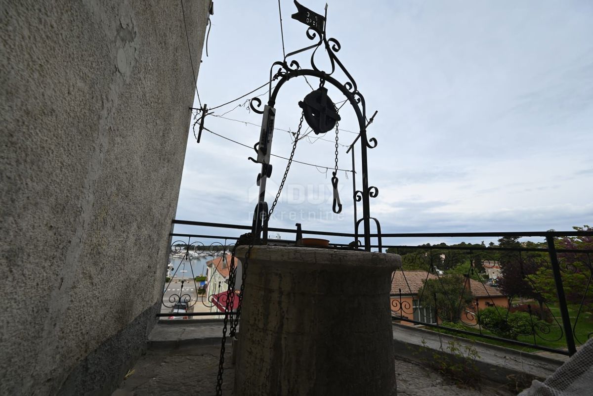 ISTRIA, VRSAR - Unico edificio antico con uffici in riva al mare!