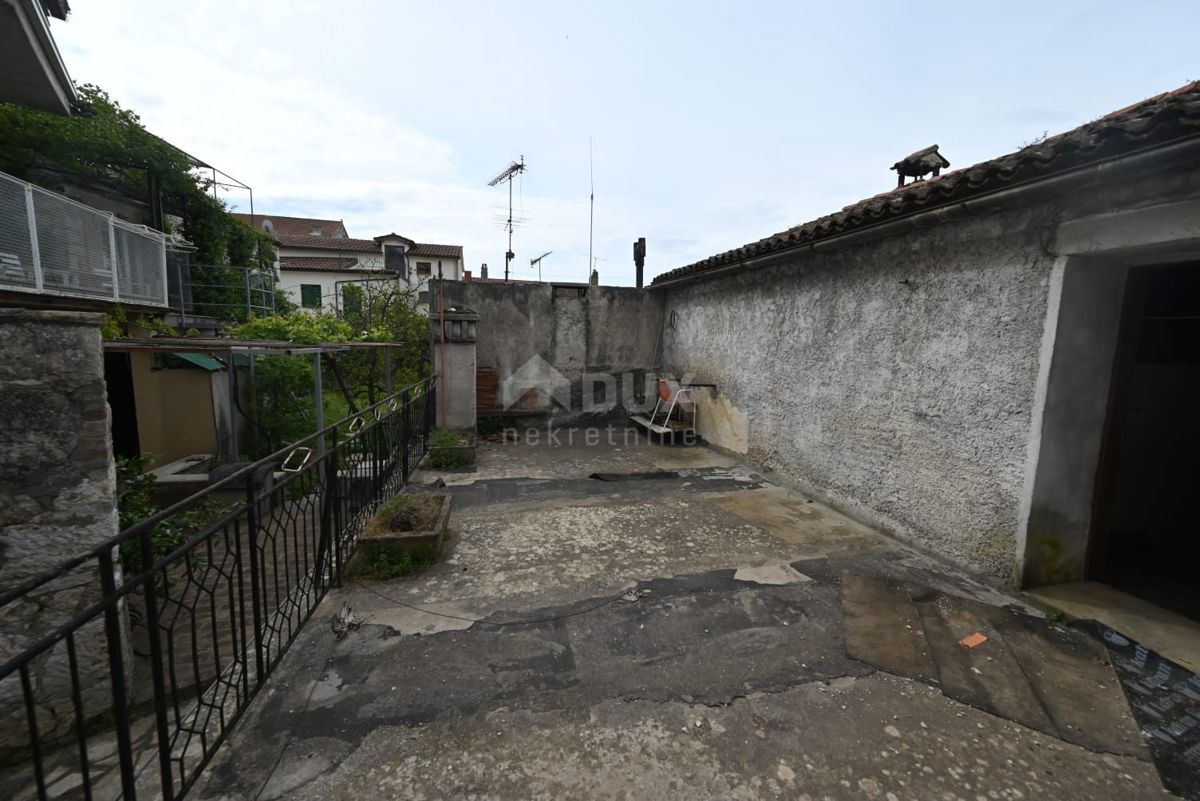 ISTRIA, VRSAR - Unico edificio antico con uffici in riva al mare!