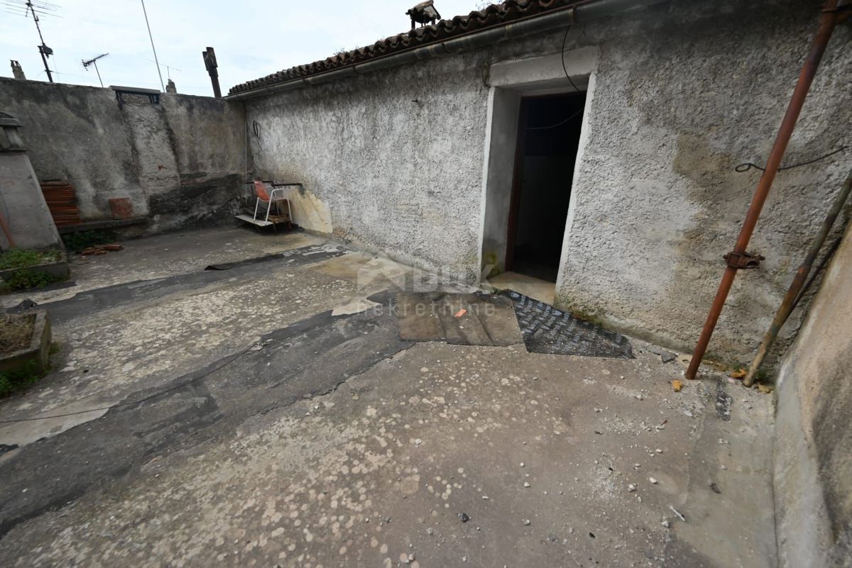 ISTRIA, VRSAR - Unico edificio antico con uffici in riva al mare!