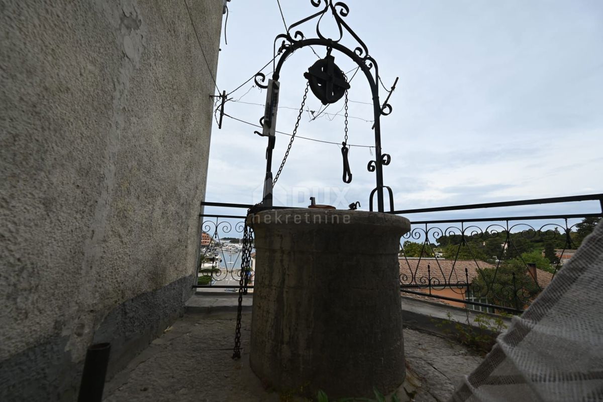 ISTRIA, VRSAR - Unico edificio antico con uffici in riva al mare!