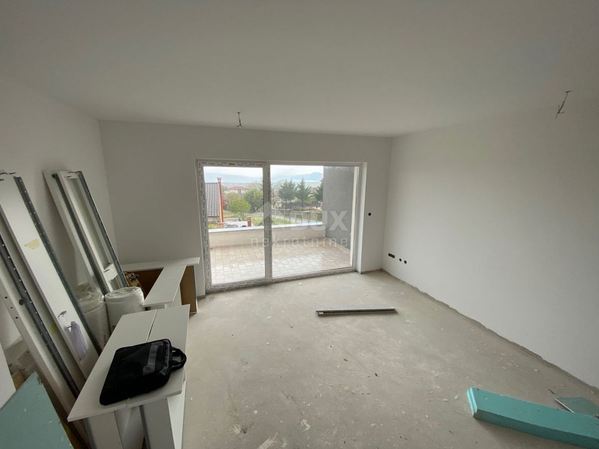 RIJEKA, MARČELJI - Appartamento con 2 camere da letto in una nuova costruzione con vista mare + giardino! OPPORTUNITÀ!