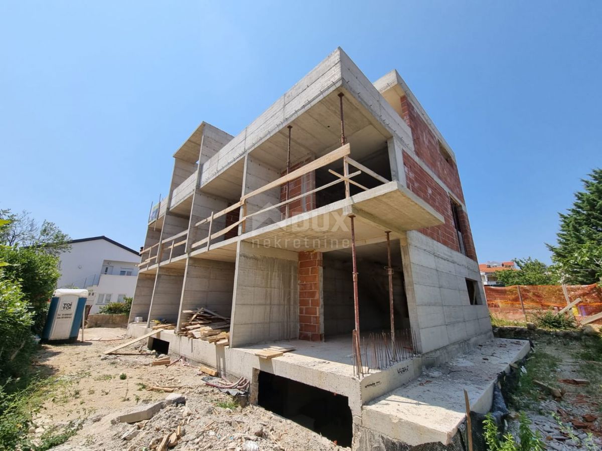 ISOLA DI KRK, CITTÀ DI KRK - Nuova costruzione! Appartamento con garage nel centro di Krk