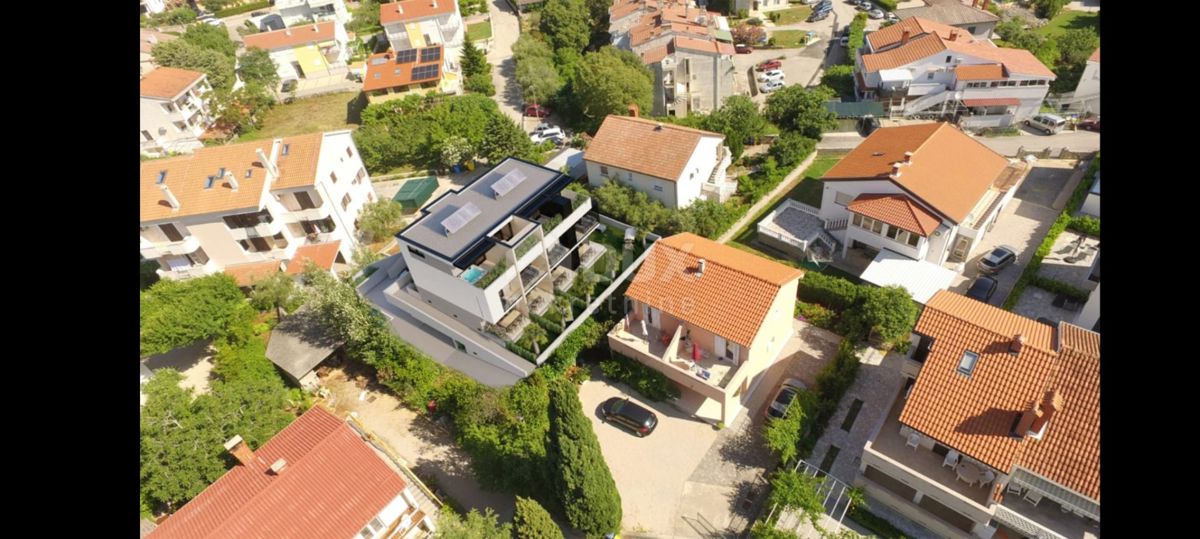 ISOLA DI KRK, CITTÀ DI KRK - Nuova costruzione! Appartamento con garage nel centro di Krk