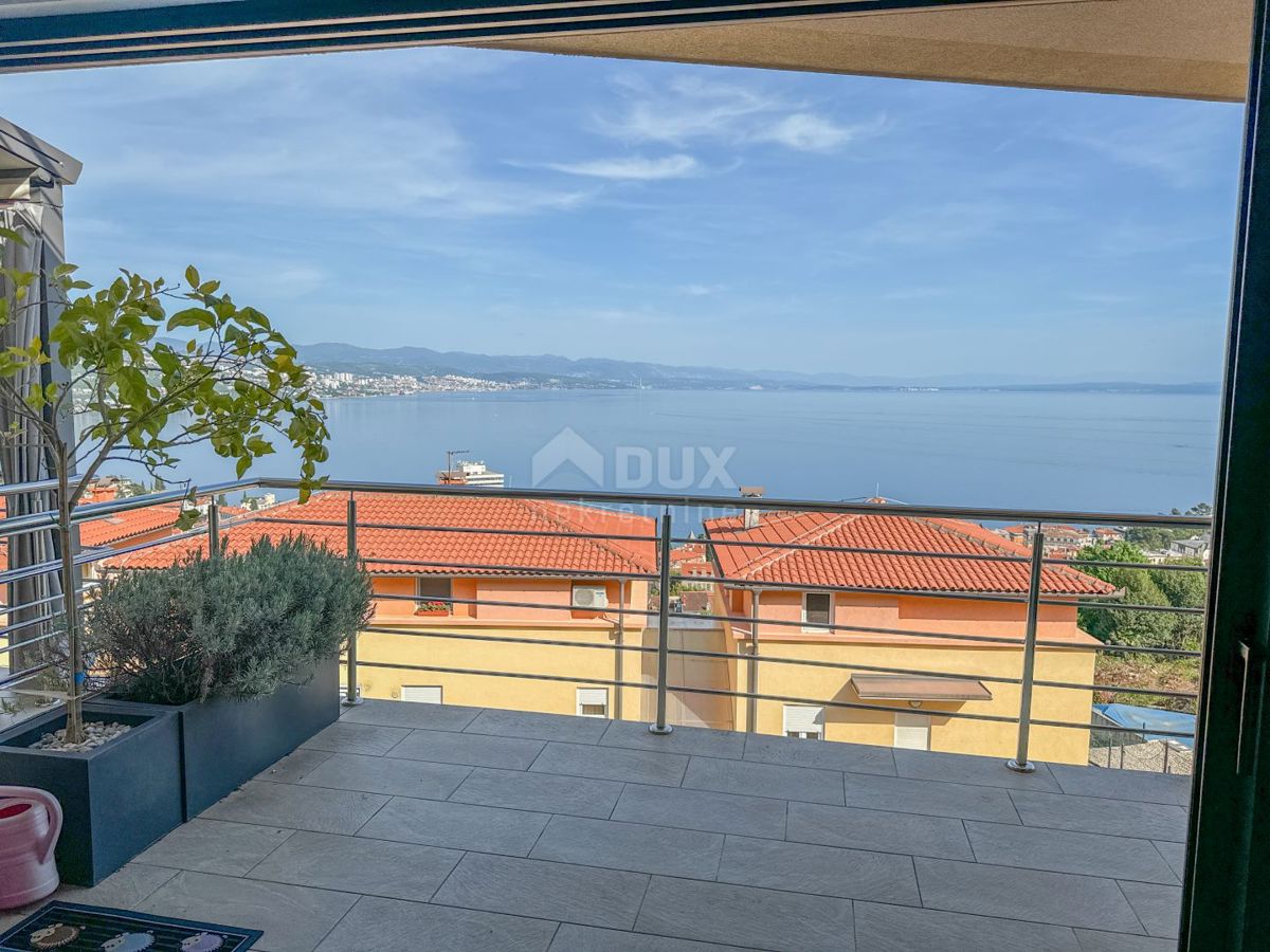 OPATIJA, CENTRO - appartamento di alta qualità in un nuovo edificio con mobili, vista panoramica, garage, ascensore, piscina