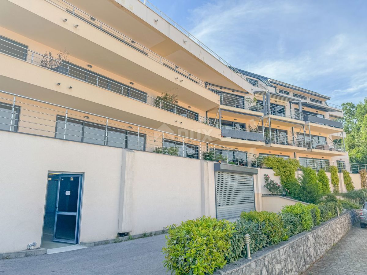 OPATIJA, CENTRO - appartamento di alta qualità in un nuovo edificio con mobili, vista panoramica, garage, ascensore, piscina