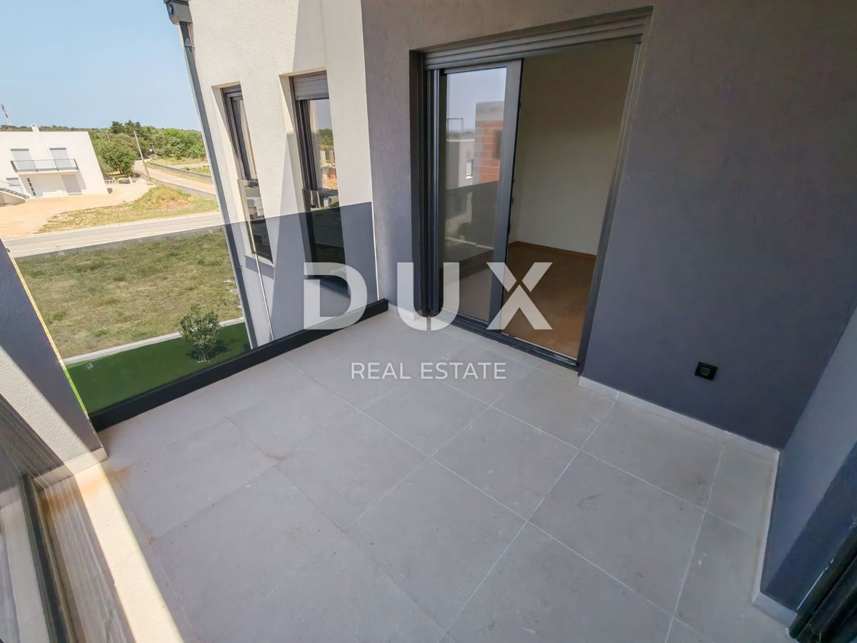 ZADAR, VRSI - Casa bifamiliare con piscina privata e grande terrazza con vista mare!