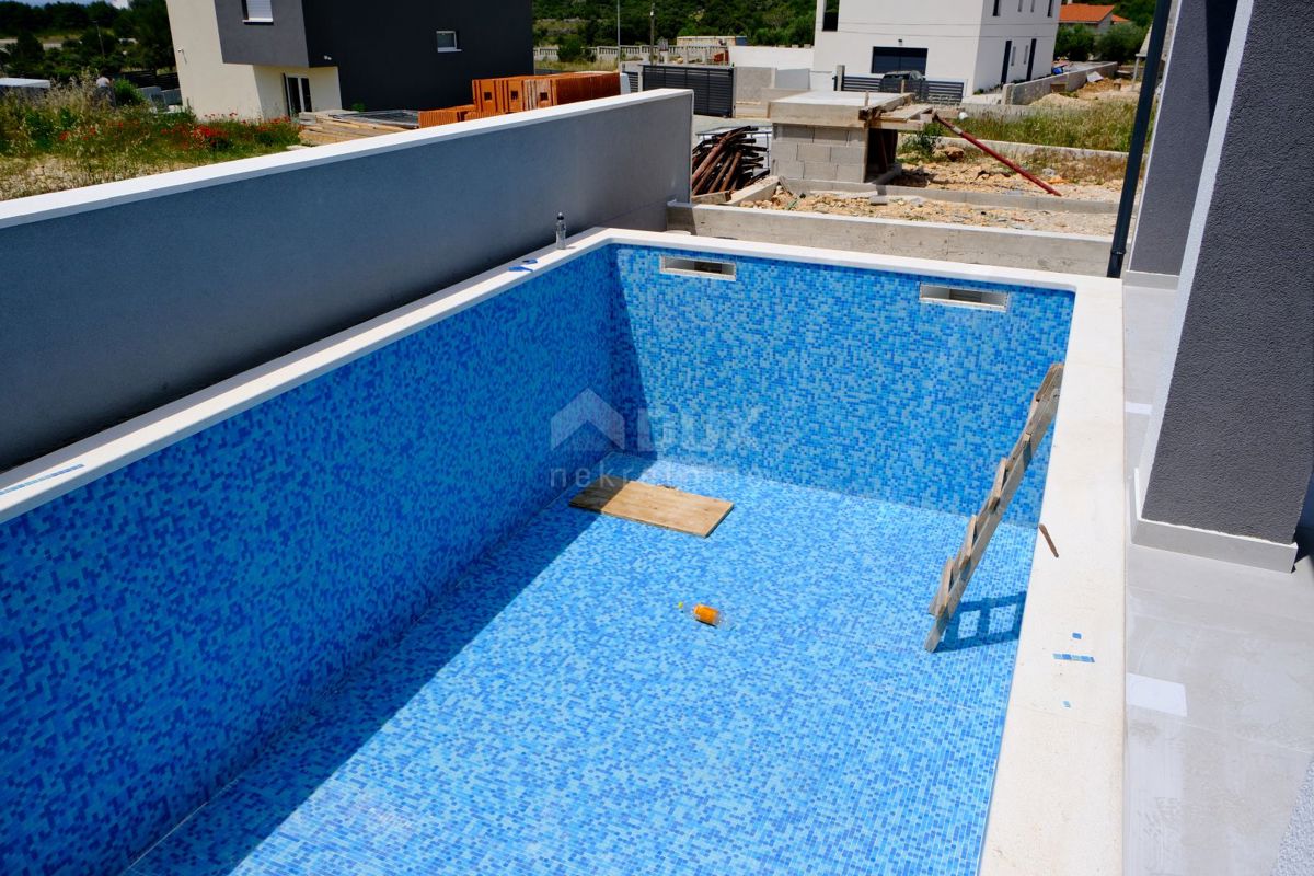 ZADAR, VRSI - Casa bifamiliare con piscina privata e grande terrazza con vista mare!