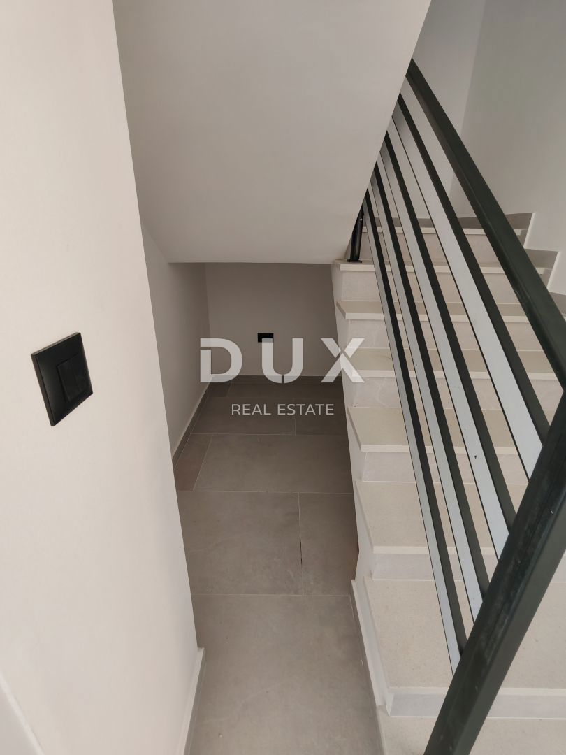 ZADAR, VRSI - Casa bifamiliare con piscina privata e grande terrazza con vista mare!