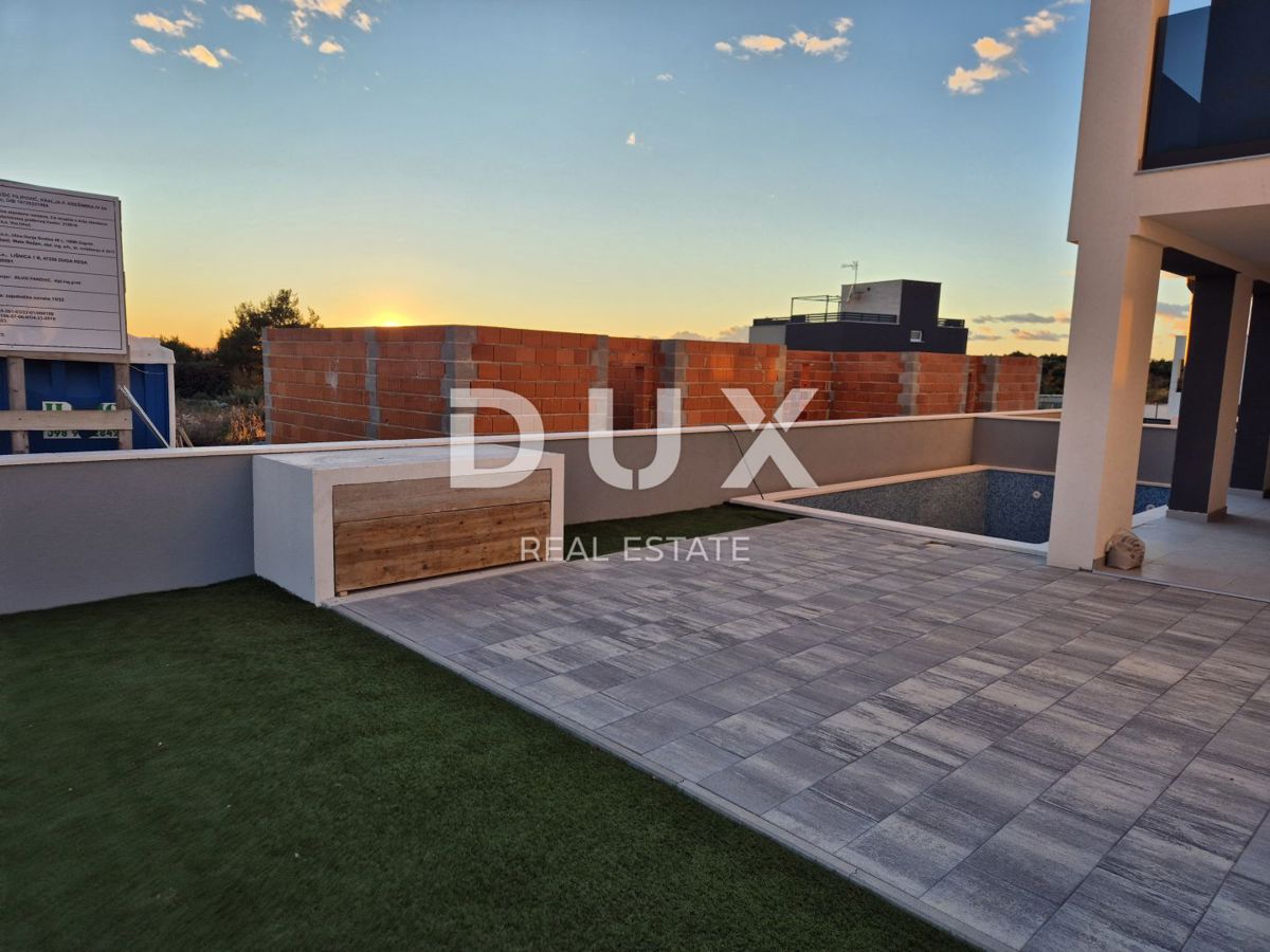 ZADAR, VRSI - Casa bifamiliare con piscina privata e grande terrazza con vista mare!