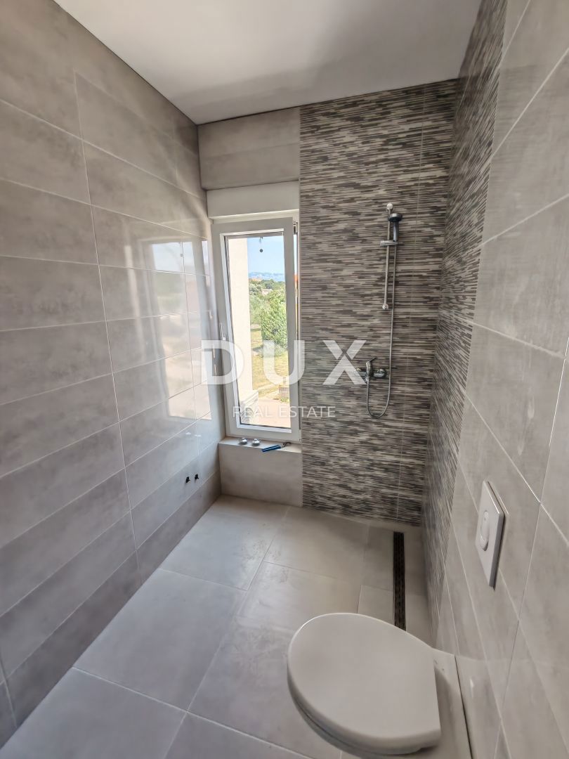 ZADAR, VRSI - Casa bifamiliare con piscina privata e grande terrazza con vista mare!