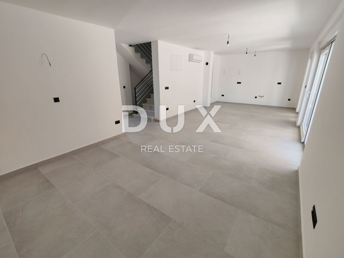 ZADAR, VRSI - Casa bifamiliare con piscina privata e grande terrazza con vista mare!