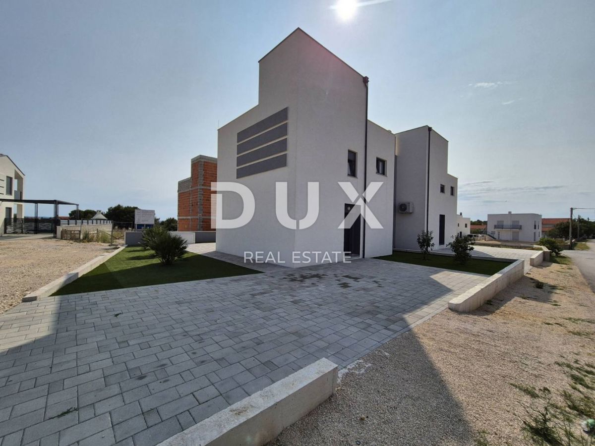 ZADAR, VRSI - Casa bifamiliare con piscina privata e grande terrazza con vista mare!