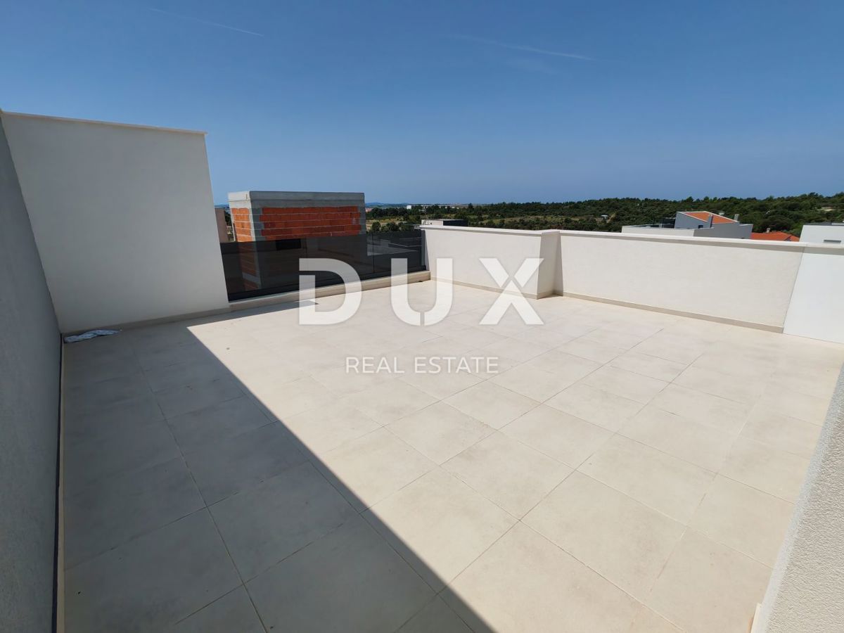 ZADAR, VRSI - Casa bifamiliare con piscina privata e grande terrazza con vista mare!