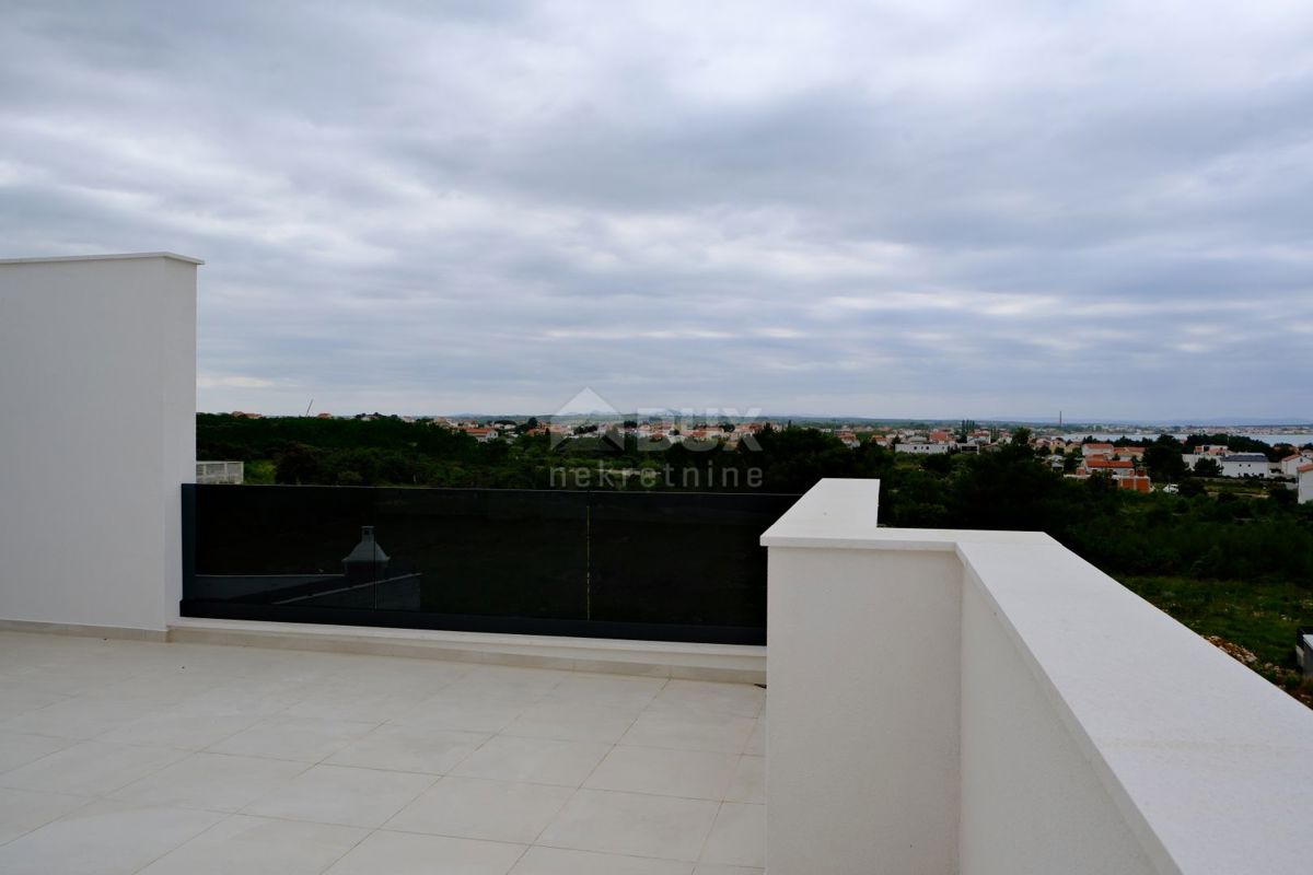 ZADAR, VRSI - Casa bifamiliare con piscina privata e grande terrazza con vista mare!