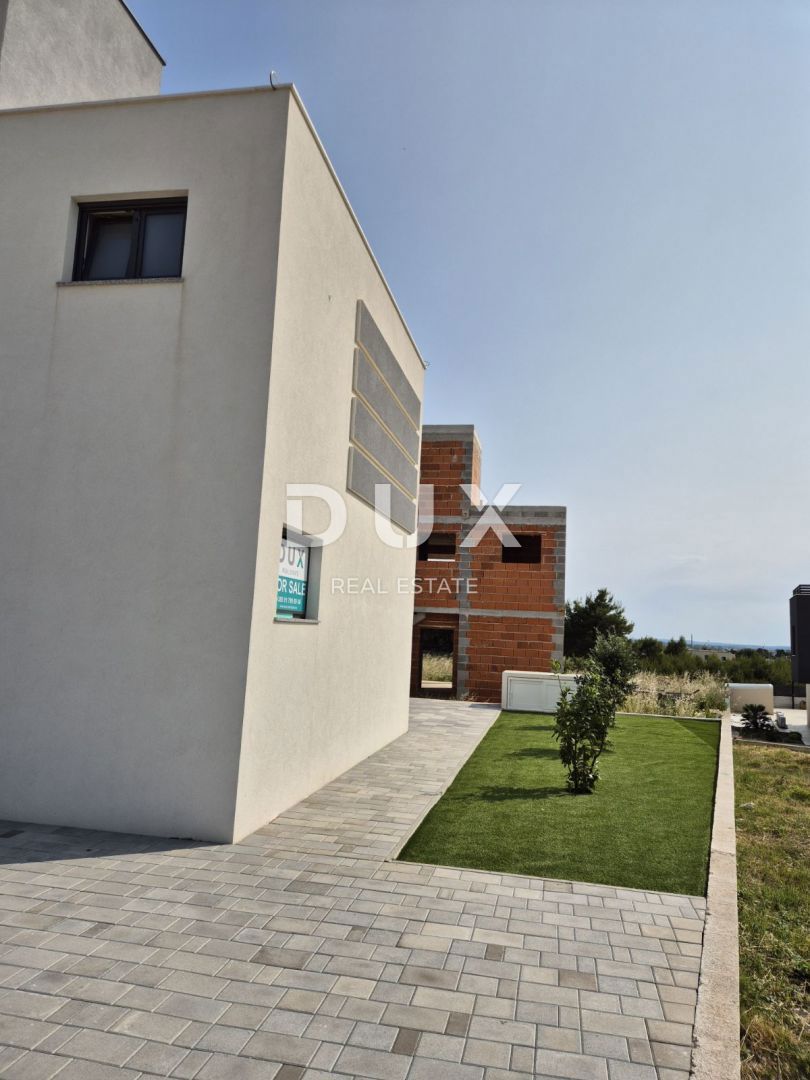 ZADAR, VRSI - Casa bifamiliare con piscina privata e grande terrazza con vista mare!