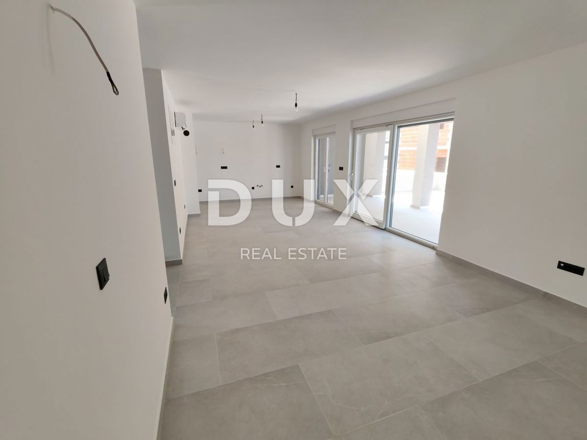 ZADAR, VRSI - Casa bifamiliare con piscina privata e grande terrazza con vista mare!