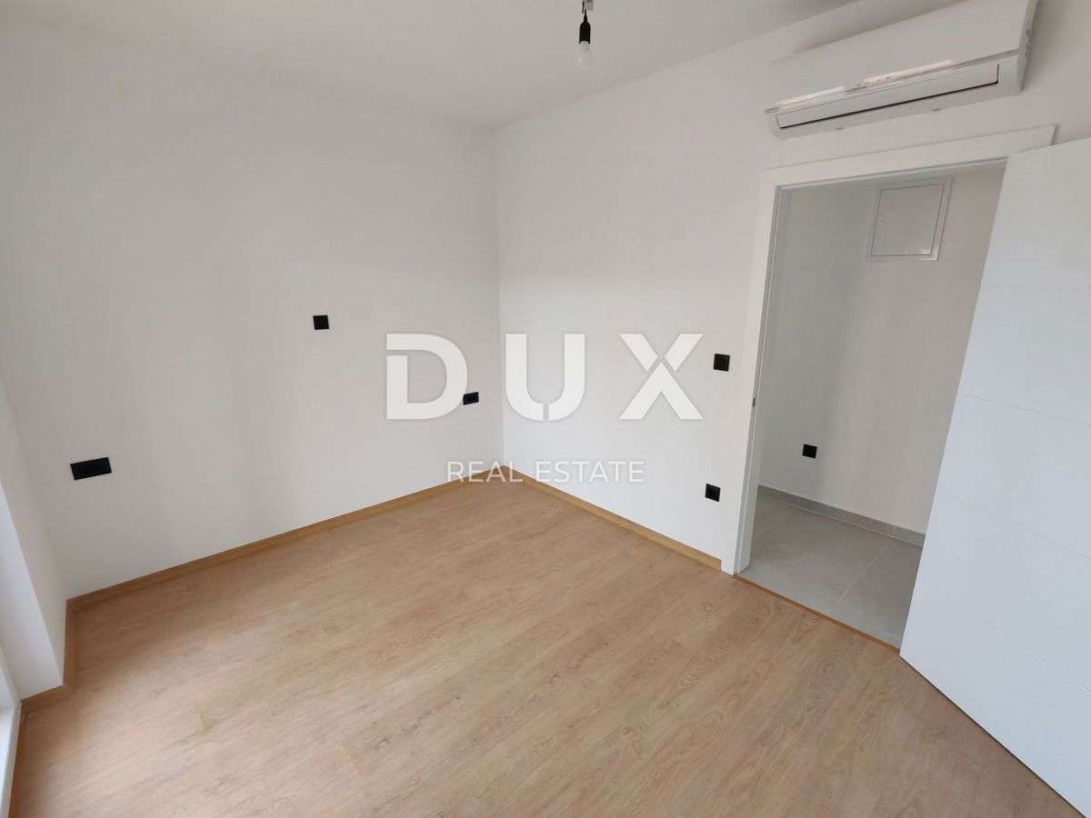 ZADAR, VRSI - Casa bifamiliare con piscina privata e grande terrazza con vista mare!