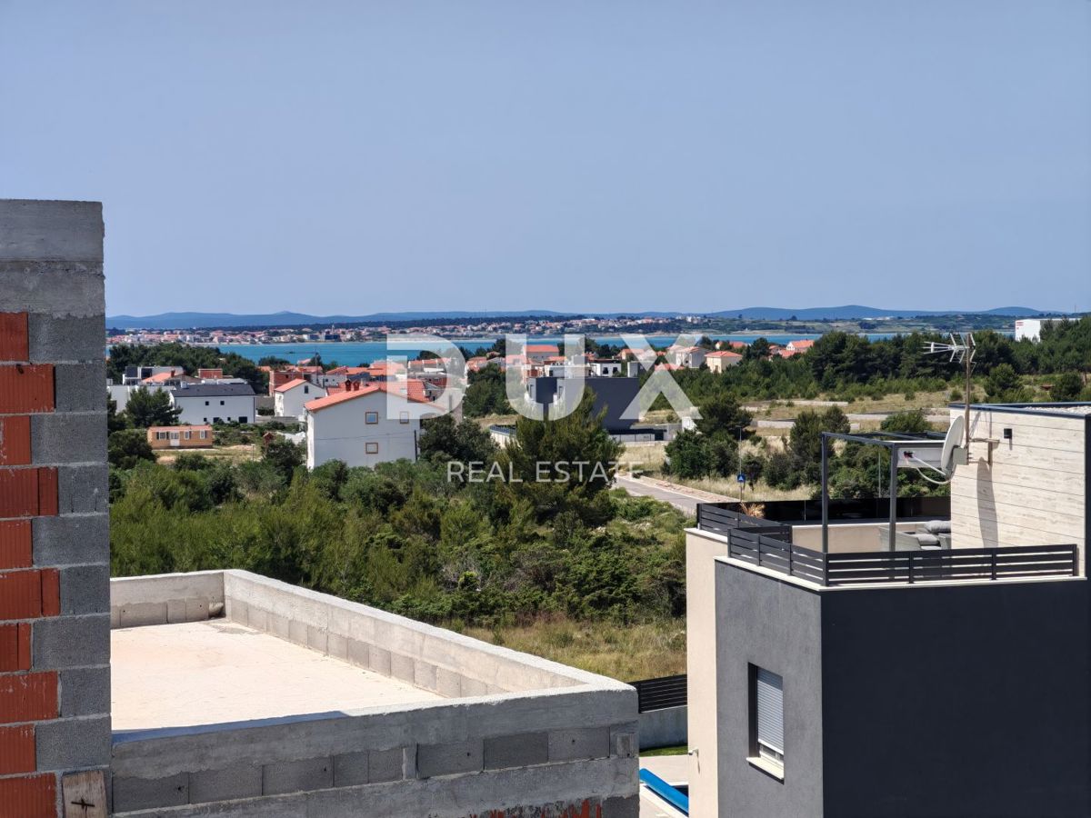 ZADAR, VRSI - Casa bifamiliare con piscina privata e grande terrazza con vista mare!