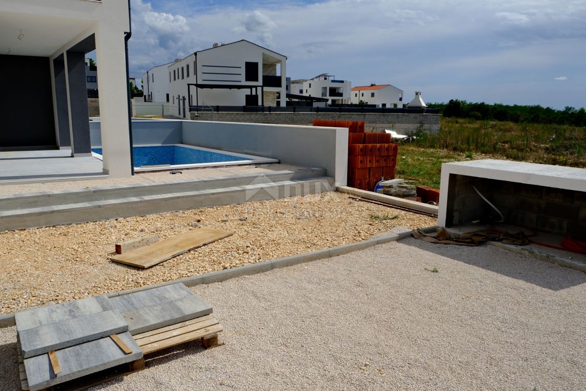 ZADAR, VRSI - Casa bifamiliare con piscina privata e grande terrazza con vista mare!