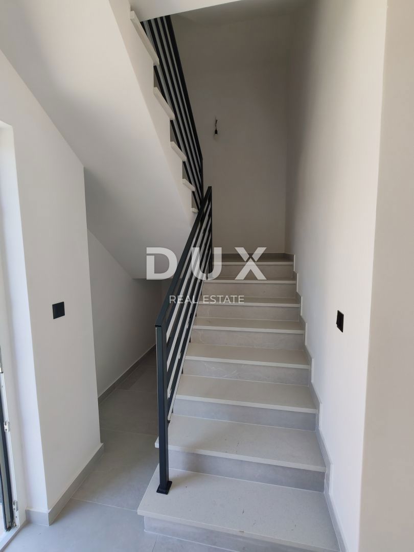 ZADAR, VRSI - Casa bifamiliare con piscina privata e grande terrazza con vista mare!