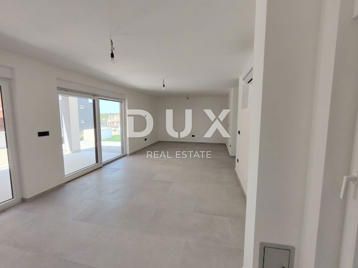 ZADAR, VRSI - Casa bifamiliare con piscina privata e grande terrazza con vista mare!