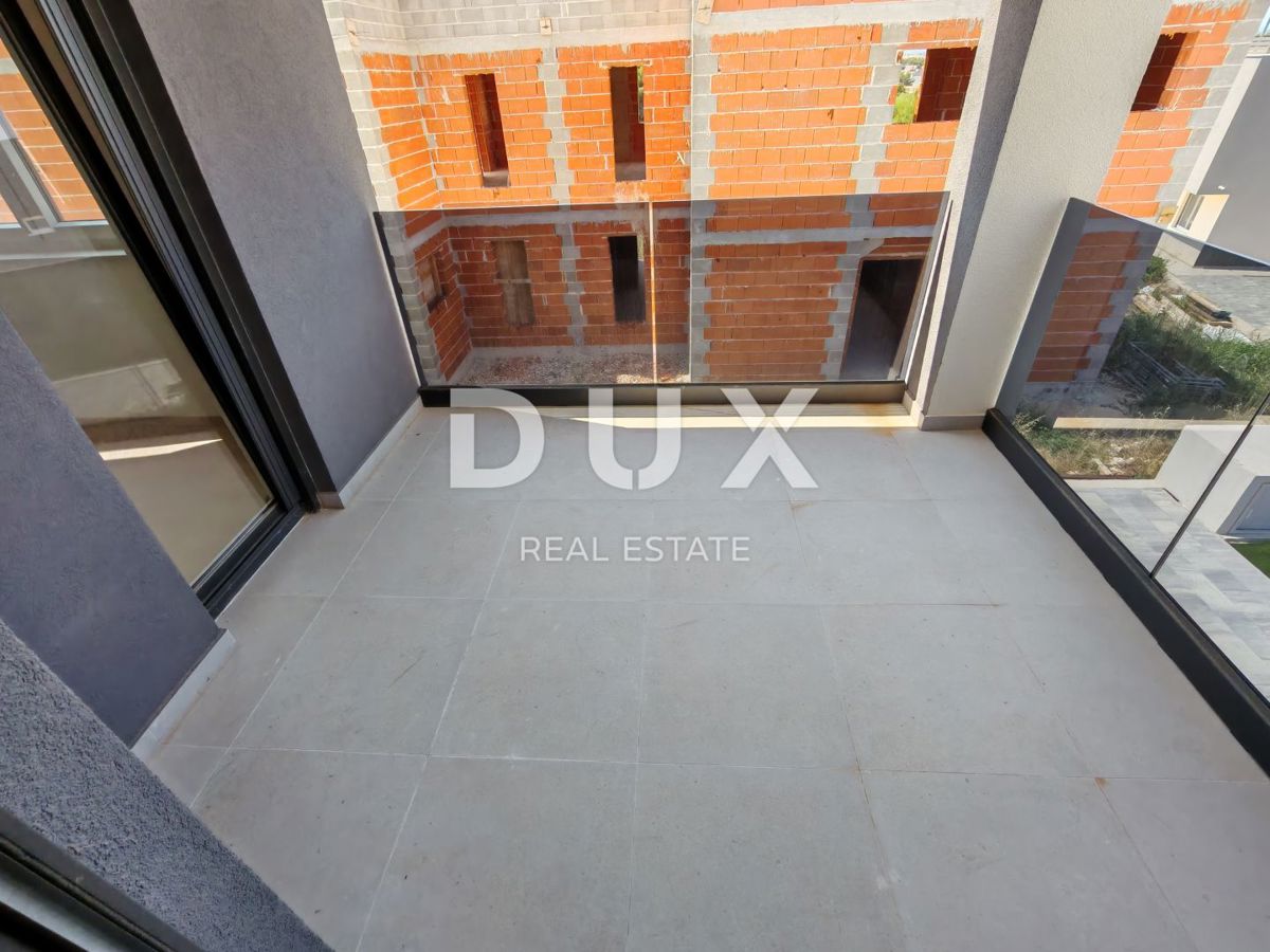 ZADAR, VRSI - Casa bifamiliare con piscina privata e grande terrazza con vista mare!