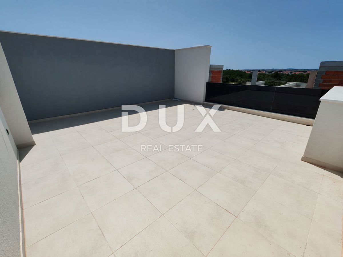 ZADAR, VRSI - Casa bifamiliare con piscina privata e grande terrazza con vista mare!