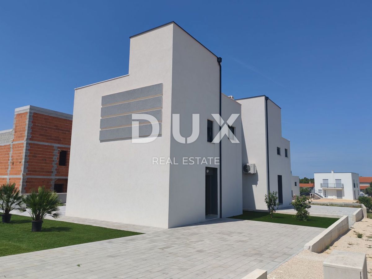 ZADAR, VRSI - Casa bifamiliare con piscina privata e grande terrazza con vista mare!