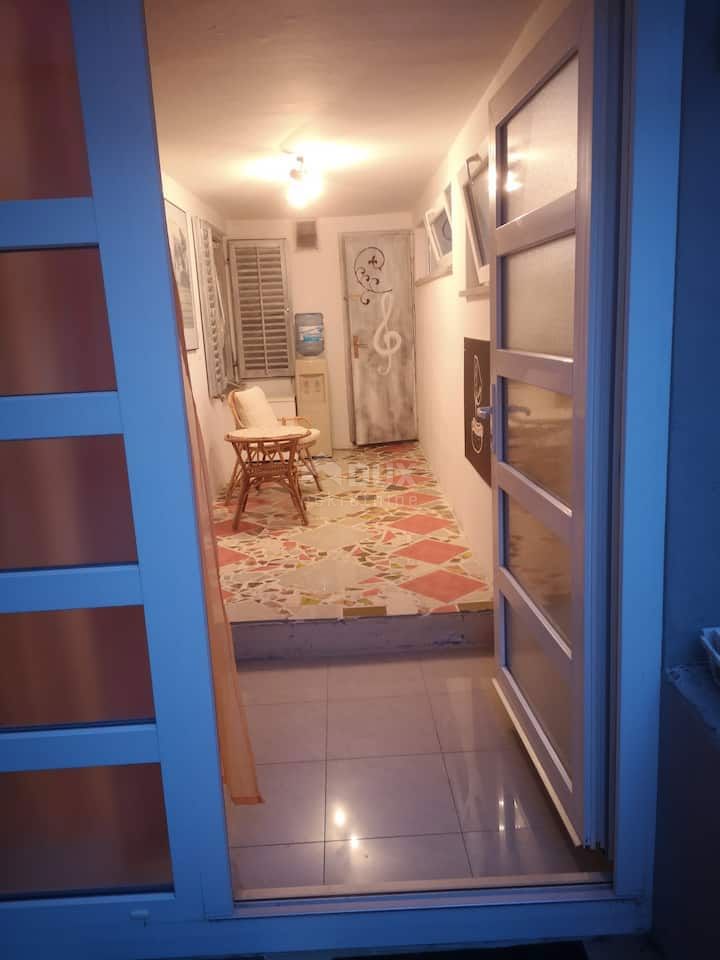 CRIKVENICA - bellissimo appartamento con 2 camere da letto e terrazza in un'ottima posizione