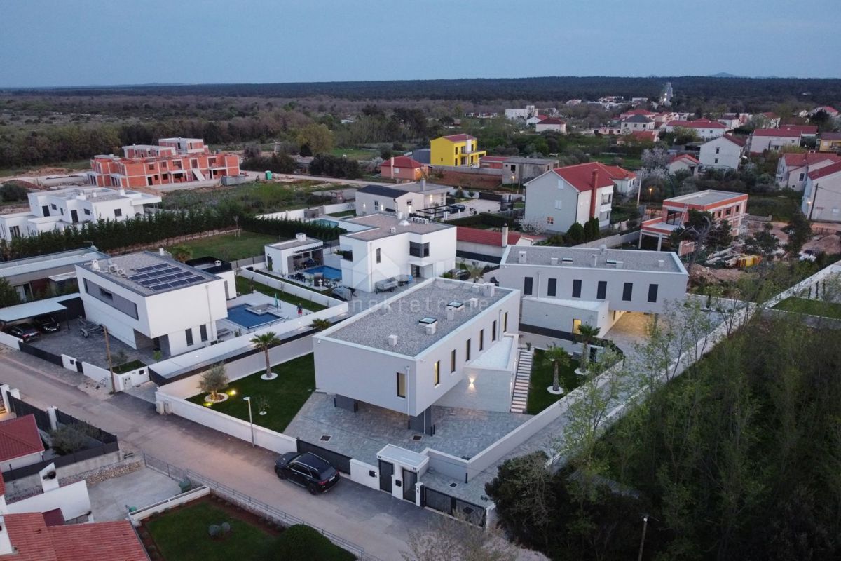 ZADAR, ZATON - Villa trasferibile e superbamente arredata con piscina riscaldata e ampio cortile