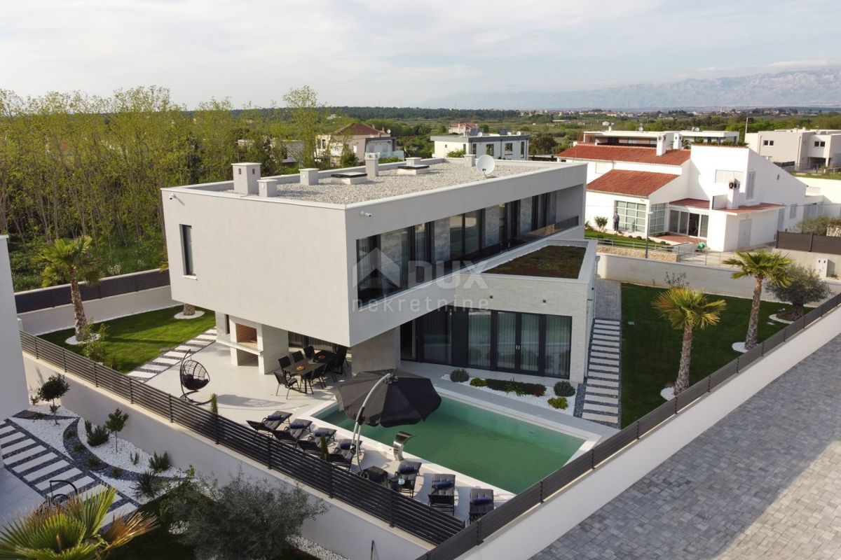 ZADAR, ZATON - Villa trasferibile e superbamente arredata con piscina riscaldata e ampio cortile