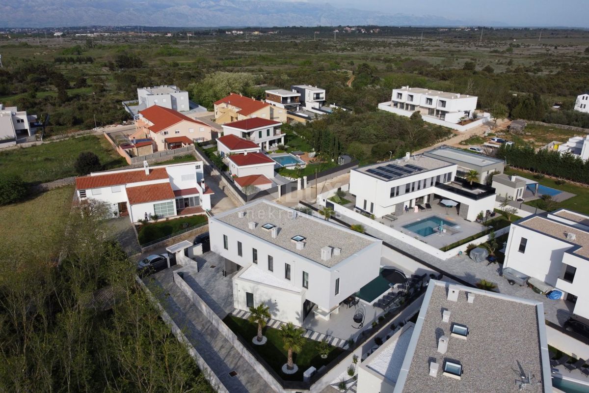 ZADAR, ZATON - Villa trasferibile e superbamente arredata con piscina riscaldata e ampio cortile