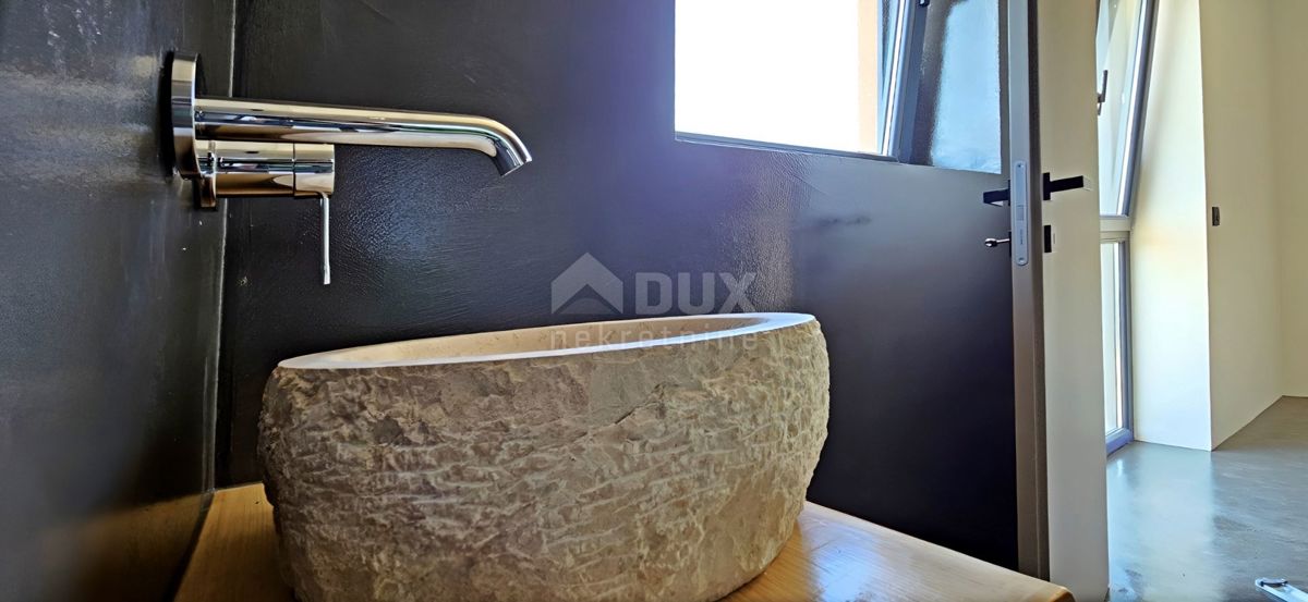 ISTRIA, LABIN - Casa in pietra immacolata con piscina