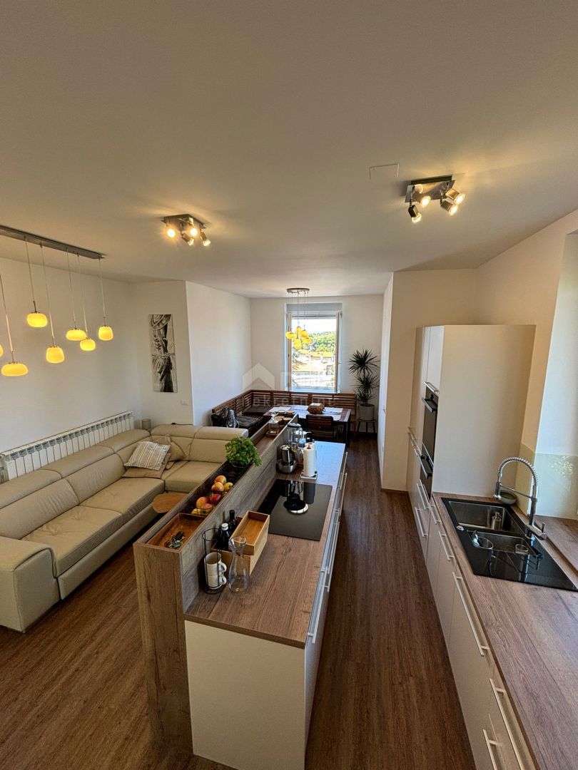 ISTRIA, PULA - Un gioiello unico a 200 metri dal mare in villa austro-ungarica con giardino!