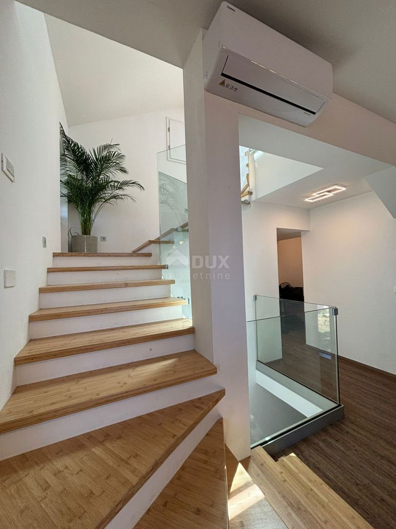 ISTRIA, PULA - Un gioiello unico a 200 metri dal mare in villa austro-ungarica con giardino!