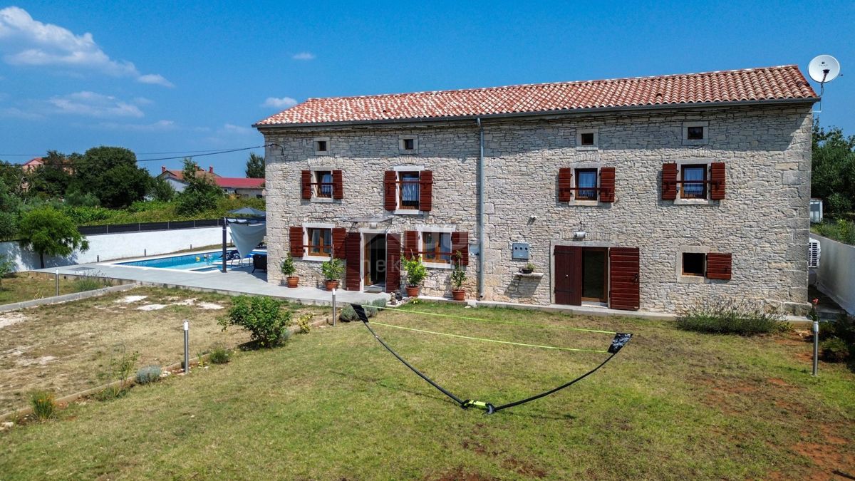 ISTRIA, SVETVINČENAT - Casa in pietra indigena ristrutturata con piscina