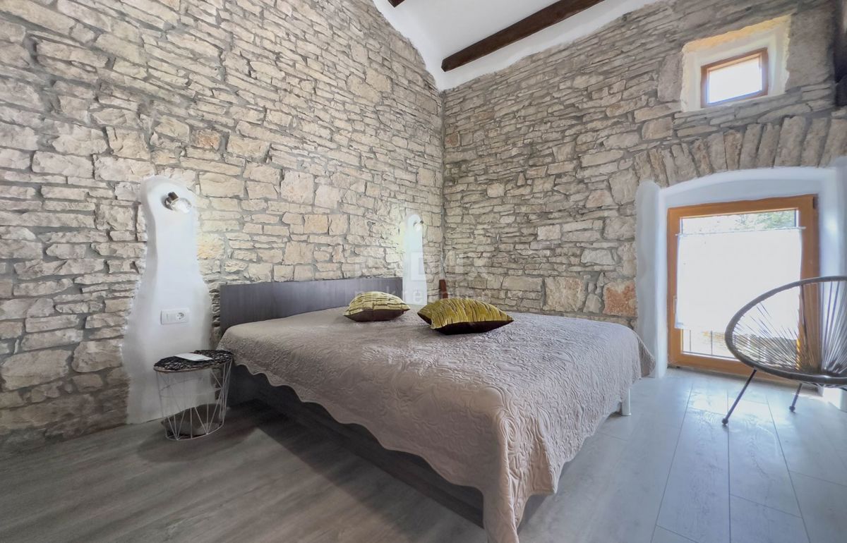 ISTRIA, SVETVINČENAT - Casa in pietra indigena ristrutturata con piscina