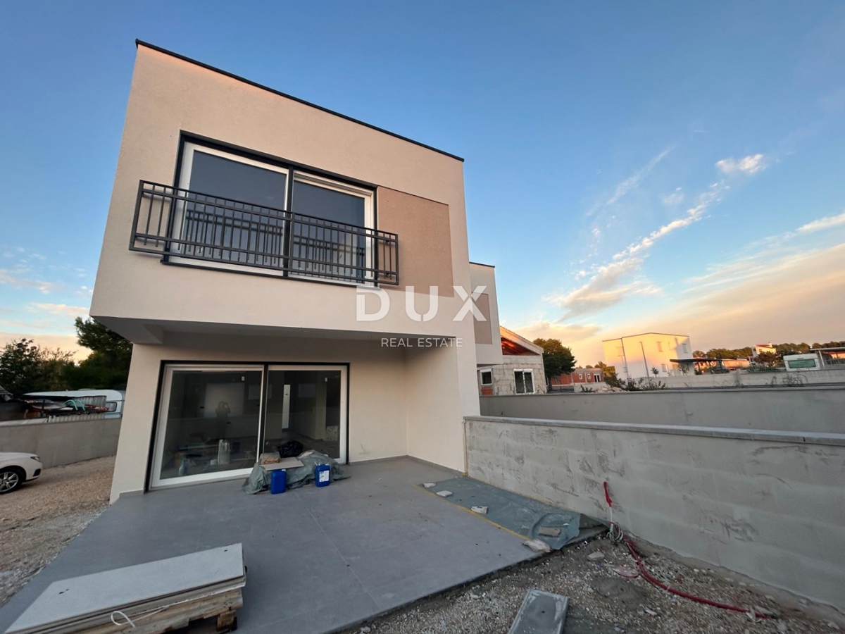 ŠIBENIK, PIROVAC - Moderno duplex con giardino in un nuovo edificio