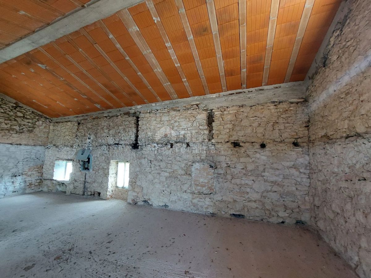 ISTRIA, LABIN - Casa in pietra in fase di ristrutturazione con vista mare