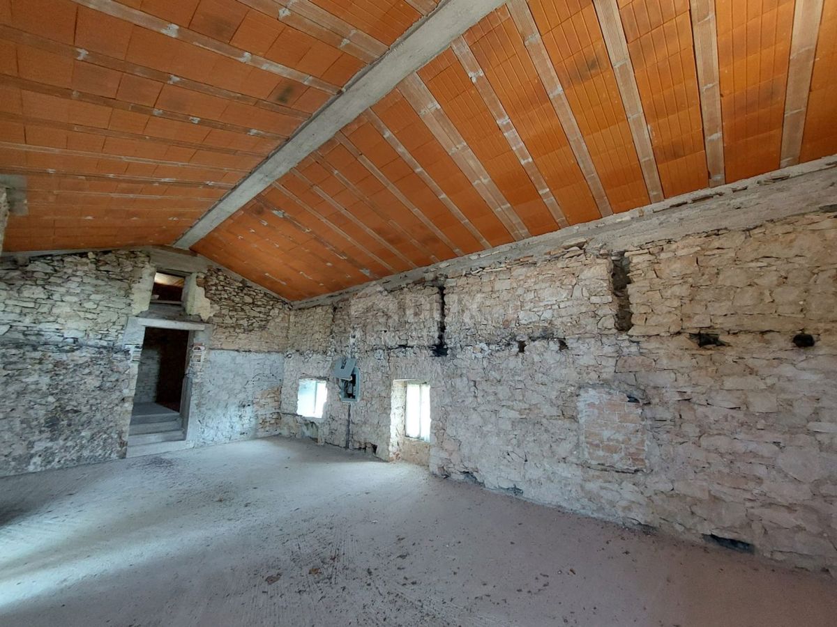 ISTRIA, LABIN - Casa in pietra in fase di ristrutturazione con vista mare